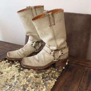 Frye Harness 12R boots in Cream/crackle leather